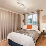Spacious 5BDR Home, Families&Friends, 6 Sleeps, Parking, Fast Wi-Fi Сasa de vacaciones