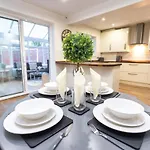 بيت للعطل Charming 5Bdr Home, Families & Friends, 6 Guests, Parking, High Speed Wi-Fi *