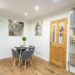 Spacious 5BDR Home, Families&Friends, 6 Sleeps, Parking, Fast Wi-Fi