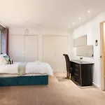 Charming 5Bdr Home, Families & Friends, 6 Guests, Parking, High Speed Wi-Fi Holiday home