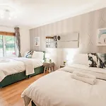 بيت للعطل Charming 5Bdr Home, Families & Friends, 6 Guests, Parking, High Speed Wi-Fi *