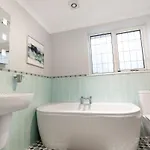 Charming 5Bdr Home, Families & Friends, 6 Guests, Parking, High Speed Wi-Fi * Bristol