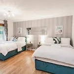 펜션 Elegant 5Bdr Home, Families & Friends, 6 Sleeps, Parking, Fast Wi-Fi *