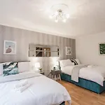 Charming 5Bdr Home, Families & Friends, 6 Guests, Parking, High Speed Wi-Fi * بريستول