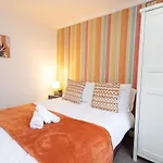 Charming 5Bdr Home, Families & Friends, 6 Guests, Parking, High Speed Wi-Fi بيت للعطل