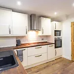 Charming 5Bdr Home, Families & Friends, 6 Guests, Parking, High Speed Wi-Fi Holiday home *
