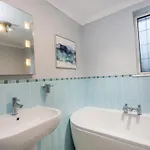 Charming 5Bdr Home, Families & Friends, 6 Guests, Parking, High Speed Wi-Fi *
