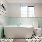 Charming 5Bdr Home, Families & Friends, 6 Guests, Parking, High Speed Wi-Fi بيت للعطل *