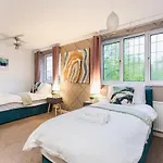 Сasa de vacaciones Spacious 5BDR Home, Families&Friends, 6 Sleeps, Parking, Fast Wi-Fi *