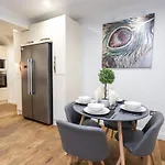 Holiday home Charming 5Bdr Home, Families & Friends, 6 Guests, Parking, High Speed Wi-Fi *