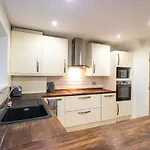Spacious 5BDR Home, Families&Friends, 6 Sleeps, Parking, Fast Wi-Fi