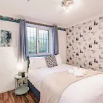 Charming 5Bdr Home, Families & Friends, 6 Guests, Parking, High Speed Wi-Fi Holiday home *