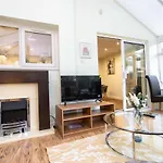 Spacious 5BDR Home, Families&Friends, 6 Sleeps, Parking, Fast Wi-Fi Bristol
