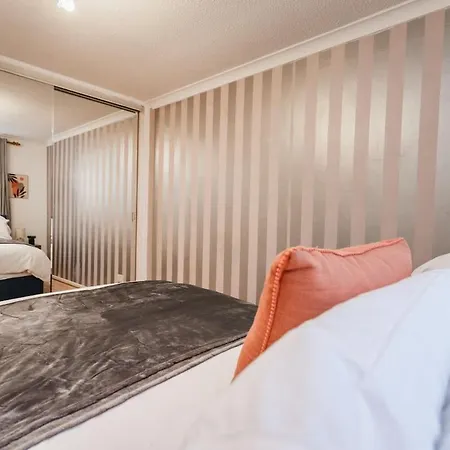 Будинок відпочинку Elegant 5-bed Home, Families & Friends, Sleeps 6, Parking, Free Wi-fi Бристоль