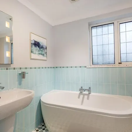 Elegant 5-bed Home, Families & Friends, Sleeps 6, Parking, Free Wi-fi Hébergement de vacances *