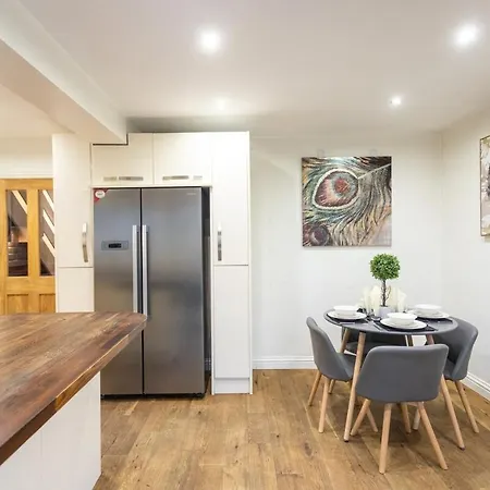 Modern 5-bed Home, Families & Groups, Guests 6, Parking, Fast Wi-fi 브리스틀