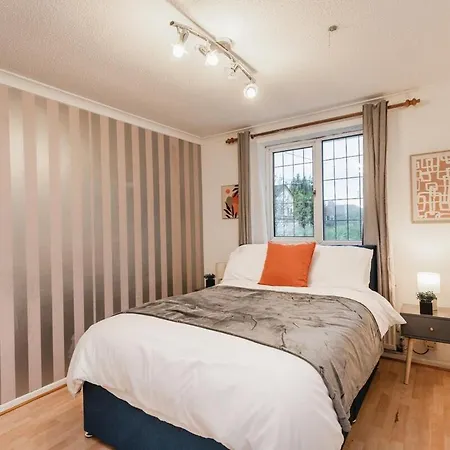 Elegant 5-bed Home, Families & Friends, Sleeps 6, Parking, Free Wi-fi Feriehus