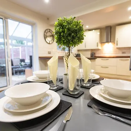 Modern 5-bed Home, Families & Groups, Guests 6, Parking, Fast Wi-fi 펜션 *