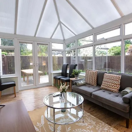 Modern 5-bed Home, Families & Groups, Guests 6, Parking, Fast Wi-fi *