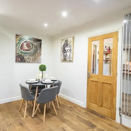 Modern 5-bed Home, Families & Groups, Guests 6, Parking, Fast Wi-fi