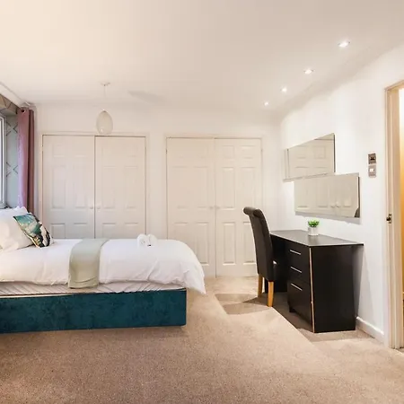 Elegant 5-bed Home, Families & Friends, Sleeps 6, Parking, Free Wi-fi Hébergement de vacances