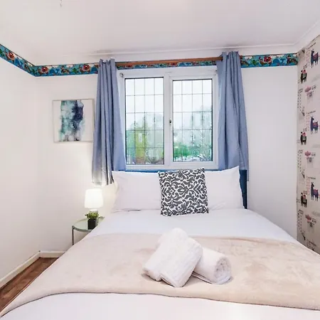 펜션 Modern 5-bed Home, Families & Groups, Guests 6, Parking, Fast Wi-fi