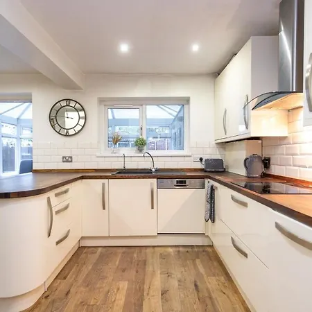 Modern 5-bed Home, Families & Groups, Guests 6, Parking, Fast Wi-fi 펜션 브리스틀