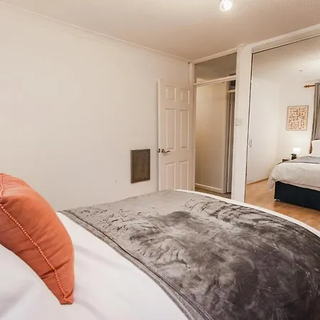 Nyaraló Elegant 5bdr - Families & Contractors Friendly - 6 Sleeps - Parking - Fast Wifi