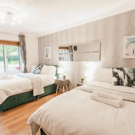 別荘 Elegant 5-Bed Home, Families & Friends, 6 Guests, Parking, Free Wi-Fi *