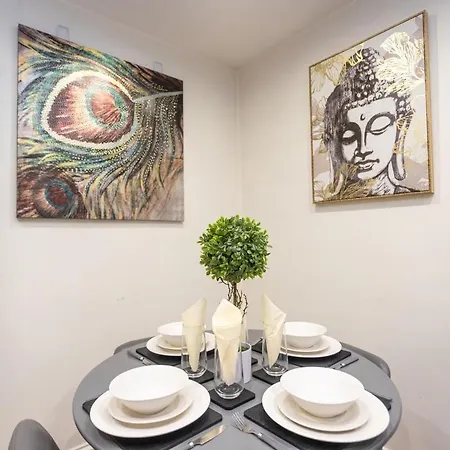 Modern 5-bed Home, Families & Groups, Guests 6, Parking, Fast Wi-fi 브리스틀