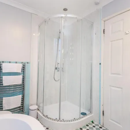 Elegant 5bdr - Families & Contractors Friendly - 6 Sleeps - Parking - Fast Wifi 別荘