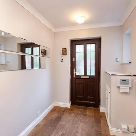 Modern 5-bed Home, Families & Groups, Guests 6, Parking, Fast Wi-fi 펜션 *