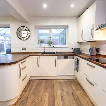 Elegant 5bdr - Families & Contractors Friendly - 6 Sleeps - Parking - Fast Wifi * Bristol