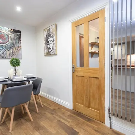 Elegant 5-bed Home, Families & Friends, Sleeps 6, Parking, Free Wi-fi