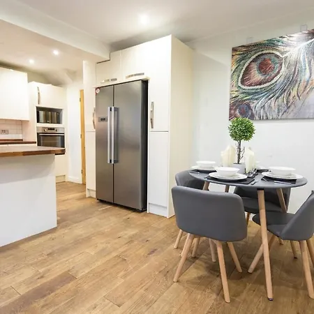 Elegant 5bdr - Families & Contractors Friendly - 6 Sleeps - Parking - Fast Wifi *