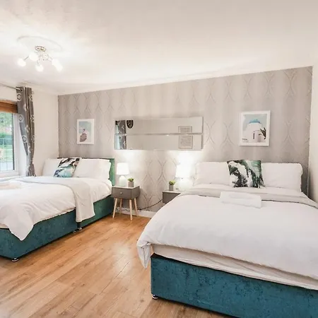別荘 Elegant 5bdr - Families & Contractors Friendly - 6 Sleeps - Parking - Fast Wifi *