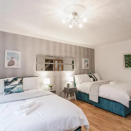 Modern 5-bed Home, Families & Groups, Guests 6, Parking, Fast Wi-fi * 브리스틀