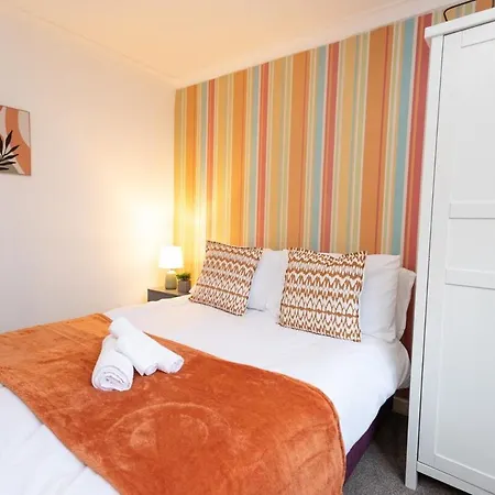 Elegant 5bdr - Families & Contractors Friendly - 6 Sleeps - Parking - Fast Wifi Nyaraló