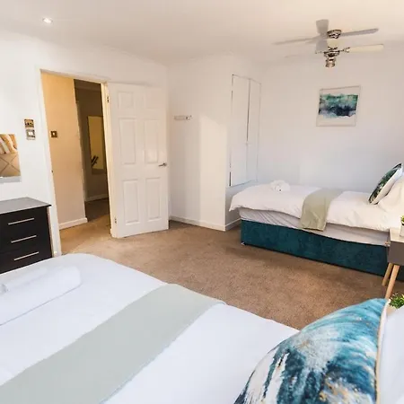 Elegant 5bdr - Families & Contractors Friendly - 6 Sleeps - Parking - Fast Wifi Nyaraló