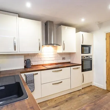 Modern 5-bed Home, Families & Groups, Guests 6, Parking, Fast Wi-fi 펜션 *