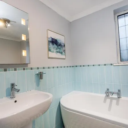 Elegant 5bdr - Families & Contractors Friendly - 6 Sleeps - Parking - Fast Wifi *