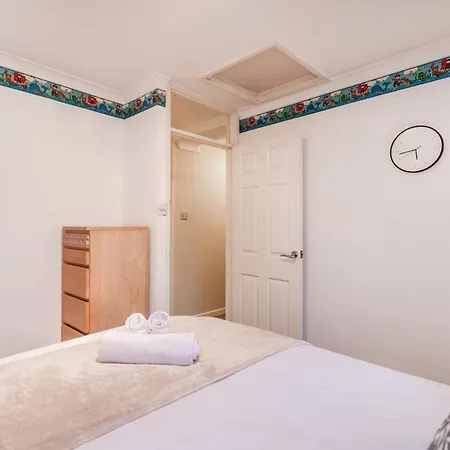 Elegant 5-bed Home, Families & Friends, Sleeps 6, Parking, Free Wi-fi