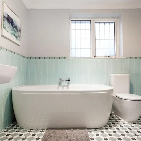 Modern 5-bed Home, Families & Groups, Guests 6, Parking, Fast Wi-fi 펜션 *