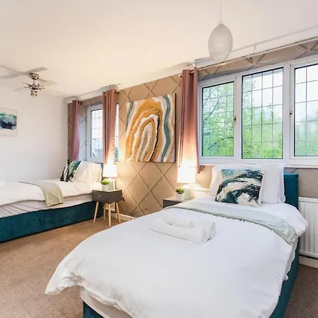 펜션 Modern 5-bed Home, Families & Groups, Guests 6, Parking, Fast Wi-fi *