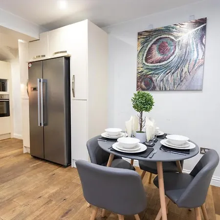 Nyaraló Elegant 5bdr - Families & Contractors Friendly - 6 Sleeps - Parking - Fast Wifi *