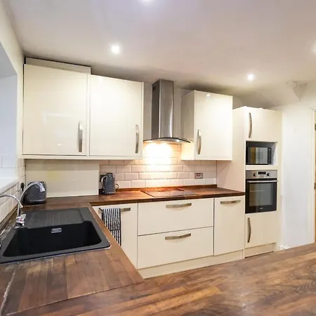 Elegant 5bdr - Families & Contractors Friendly - 6 Sleeps - Parking - Fast Wifi