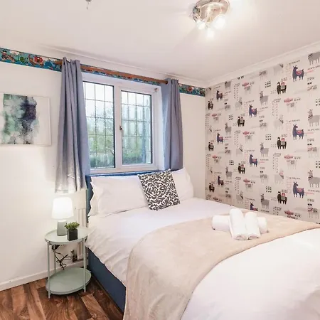 Elegant 5-bed Home, Families & Friends, Sleeps 6, Parking, Free Wi-fi Hébergement de vacances *