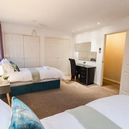 펜션 Modern 5-bed Home, Families & Groups, Guests 6, Parking, Fast Wi-fi 브리스틀