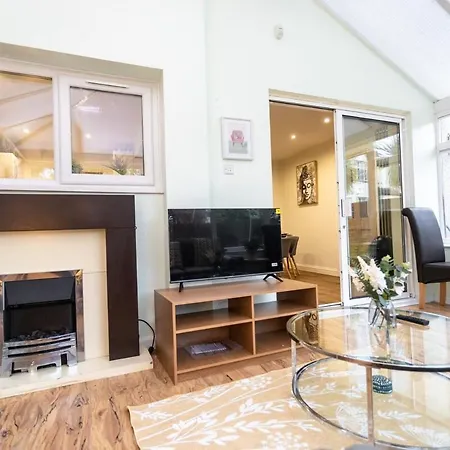 Elegant 5bdr - Families & Contractors Friendly - 6 Sleeps - Parking - Fast Wifi Bristol