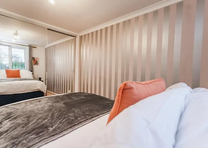 Будинок відпочинку Elegant 5-bed Home, Families & Friends, Sleeps 6, Parking, Free Wi-fi Бристоль